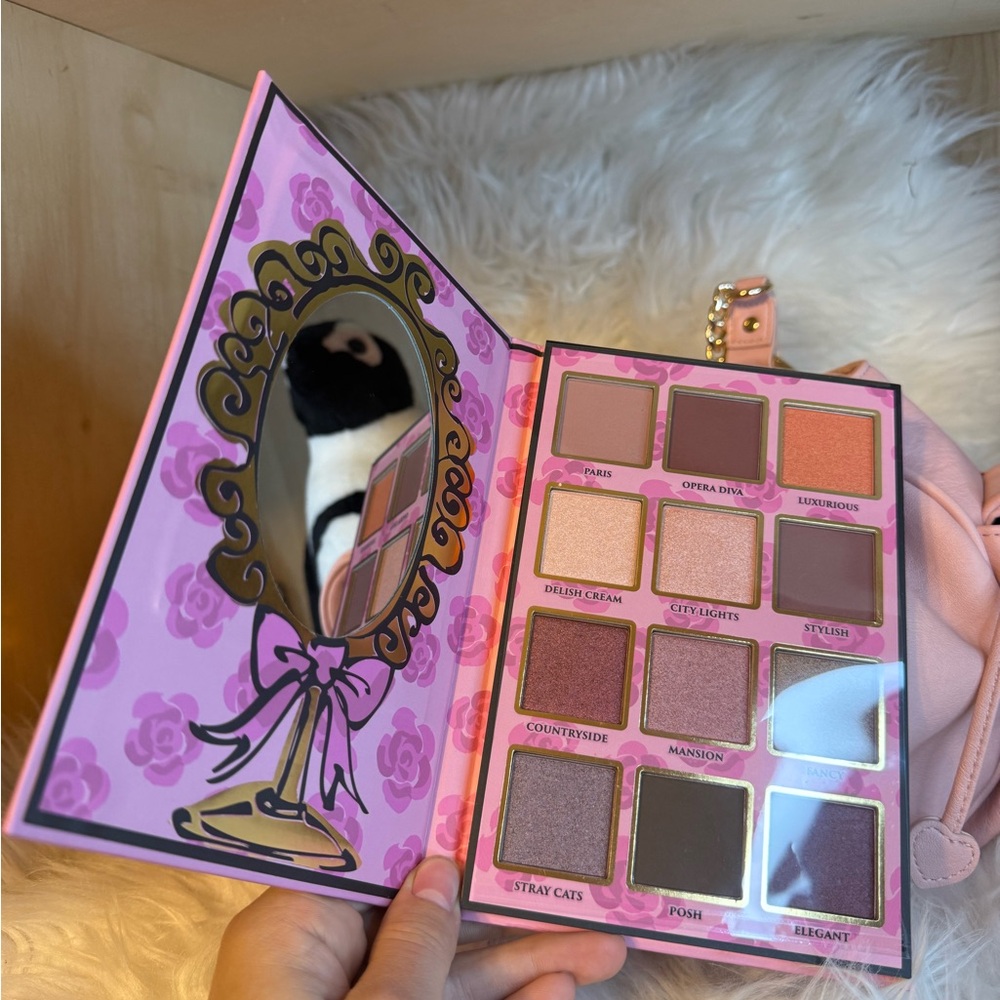 Juicy Couture 💗 Pink Rolling On Bag + Disney Aristocats Eye Shadow Palette +Clip - Picture 4 of 7
